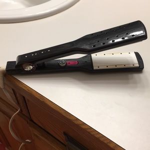 T3 Mane Tamer wet to dry straightener